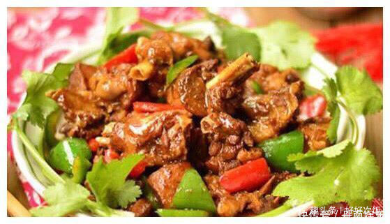 年夜饭菜谱:香酥鸡丁,啤酒鸭,三鲜萝卜卷,红腐乳鹅肝