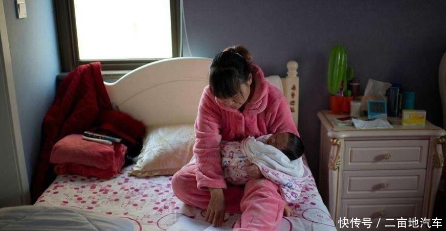 睡眠时间|爸爸哄娃一小时以为他睡着了,妈妈回来看见这样一幕,网友亲爹