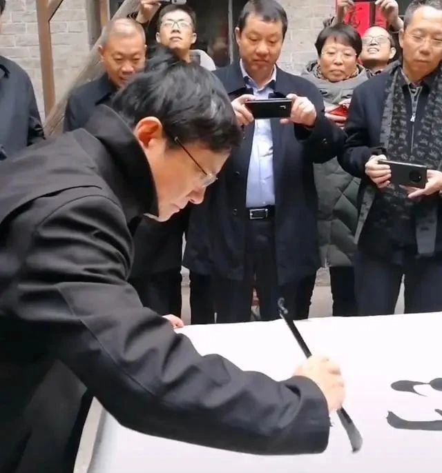 笔笔|“网红校长”郑强秀书法,字迹遒劲有力,端正大气,笔笔精彩