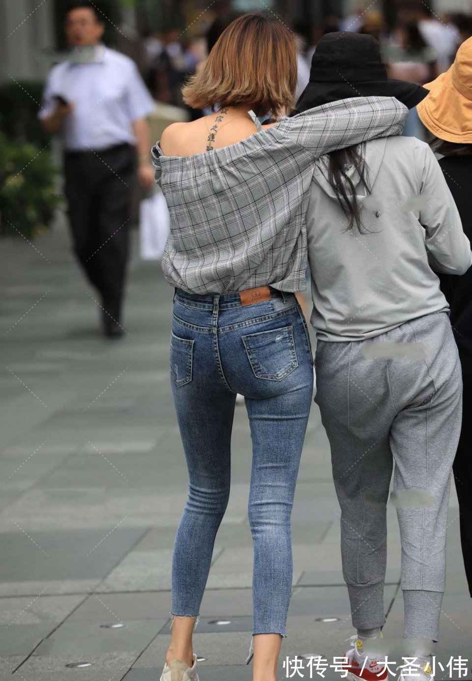 荷叶袖|美女街拍:第一眼看上去中等,第二眼看上去很棒,第三眼完全爱上了这种女孩