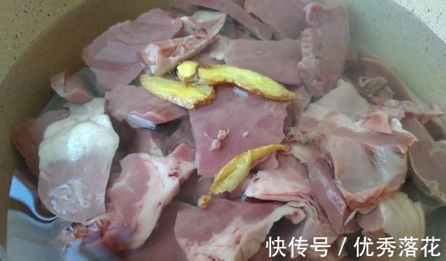 猪心别再炒菜啦,把它煲成汤,清爽可口无腥味,冬季多喝身体好!