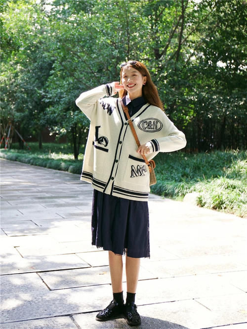 2021早春建议大家多穿“奶奶衫”，时髦优雅又气质，怎么搭都好看