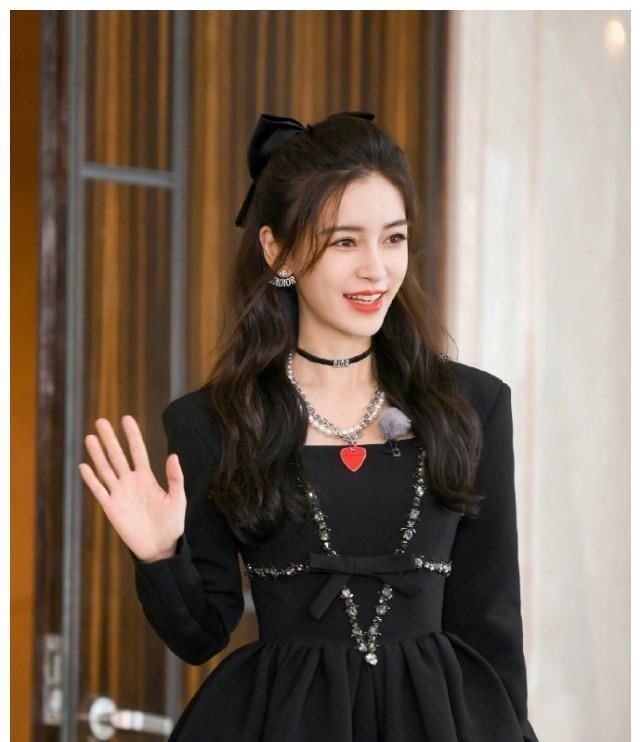 沙溢戴塑料项链,baby戴珍珠项链,看到蔡徐坤:偏心的太明显