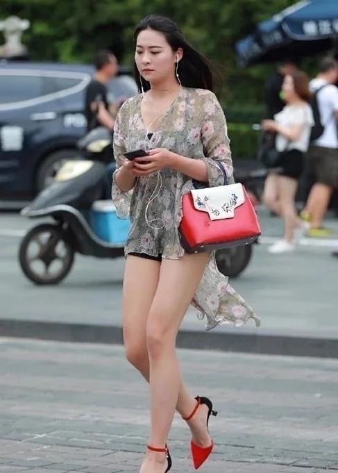 小短裙 小短裙搭配黑色的凉拖,最为简单的搭配,穿出了相当惊艳的质感