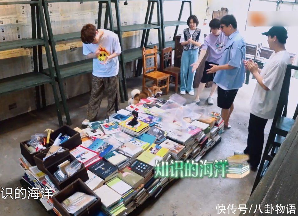 小朋友|张艺兴外出招呼小朋友，却意外偶遇“吴亦凡”，下意识表情太好笑