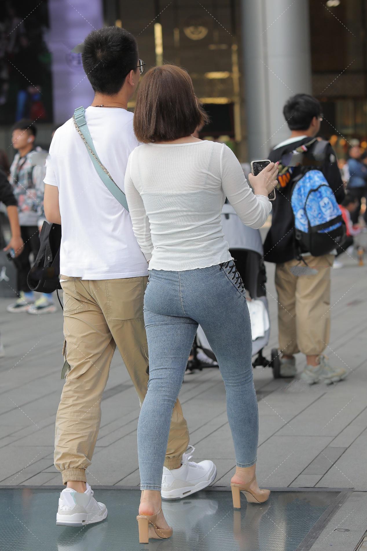 蓝色|简单的衣服搭配起来也很好看, 比如白色打底衫配蓝色牛仔裤