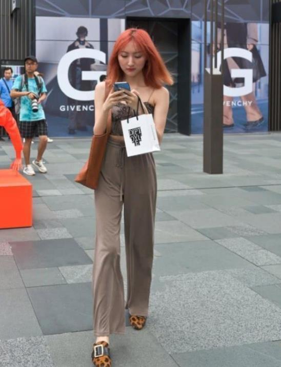 街拍:笑容甜美的小姐姐,穿着拼色外套,显得青春靓丽