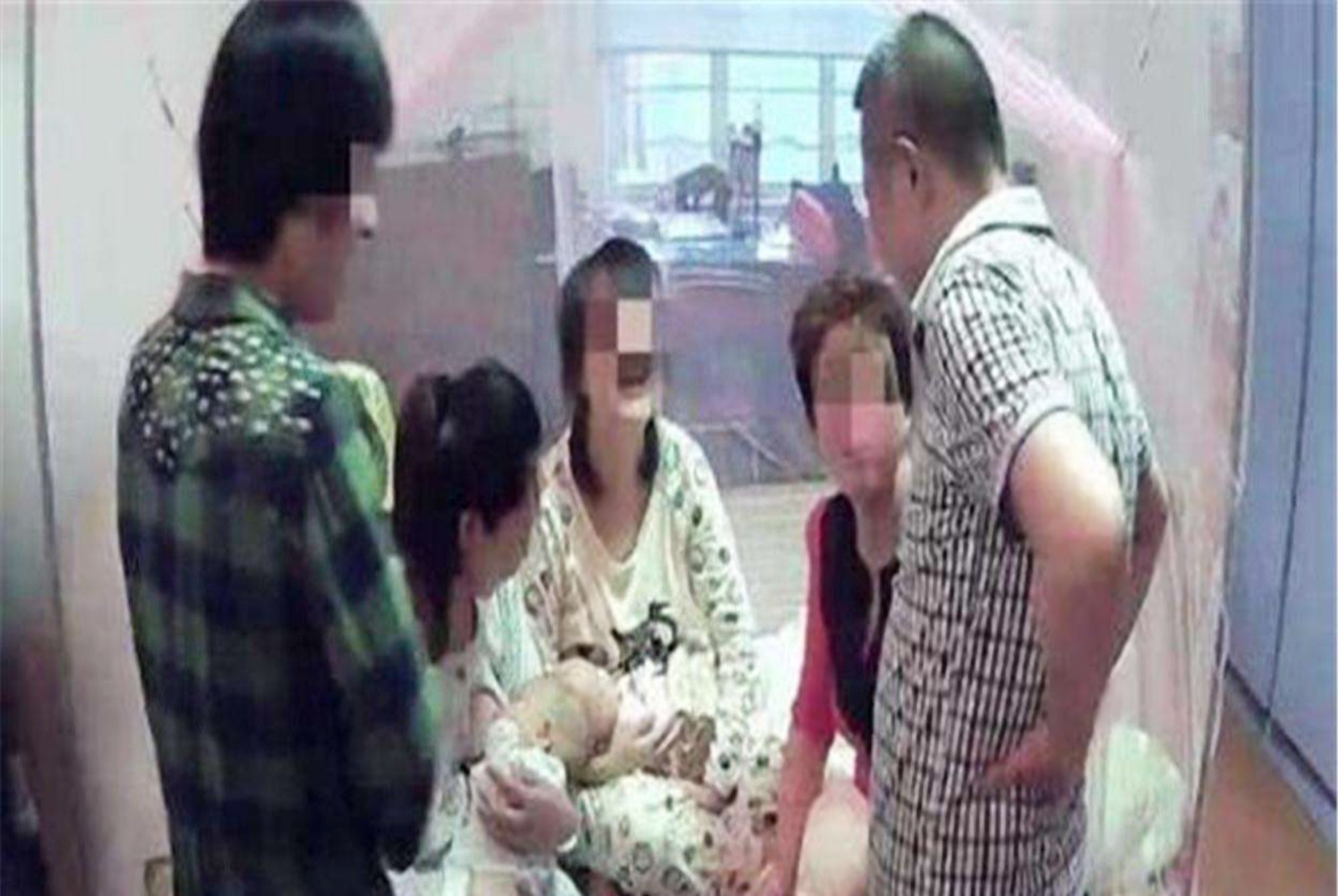 一团糟|“后悔让二胎随我姓”二胎妈妈深夜的一条朋友圈,引发过来人共鸣