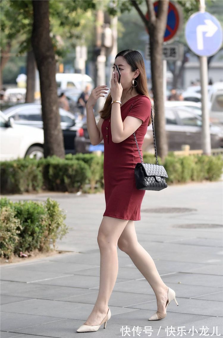 小姐姐 针织连衣裙一直备受年轻女生们的青睐,因为它面料轻薄,透气性好