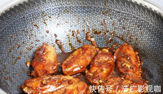 腌制|蒜香鸡翅的家常做法，外焦里嫩的，看着就香
