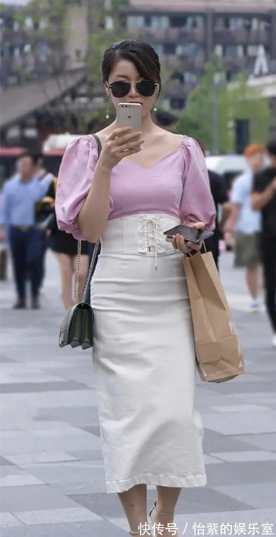 半身裙|粉色V领泡泡袖上衣搭配半身裙,曲线好迷人,时尚又大方