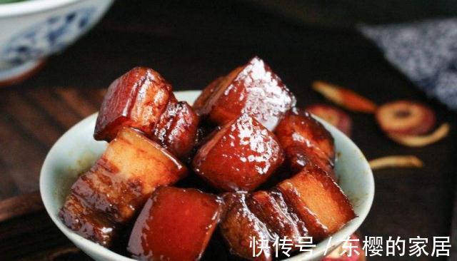 冒大泡|制作红烧肉，别再焯水了，用这种方法，红烧肉红润透亮，肥而不腻