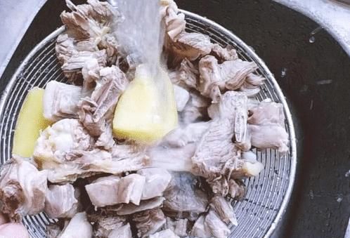 炖羊肉汤有窍门，别直接下锅炖，多做两步，肉嫩汤鲜，无膻味