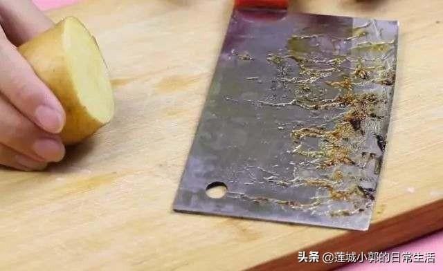 妙用|土豆在裤子上擦一下,解决了好多人的大烦恼,还不清楚就吃大亏了