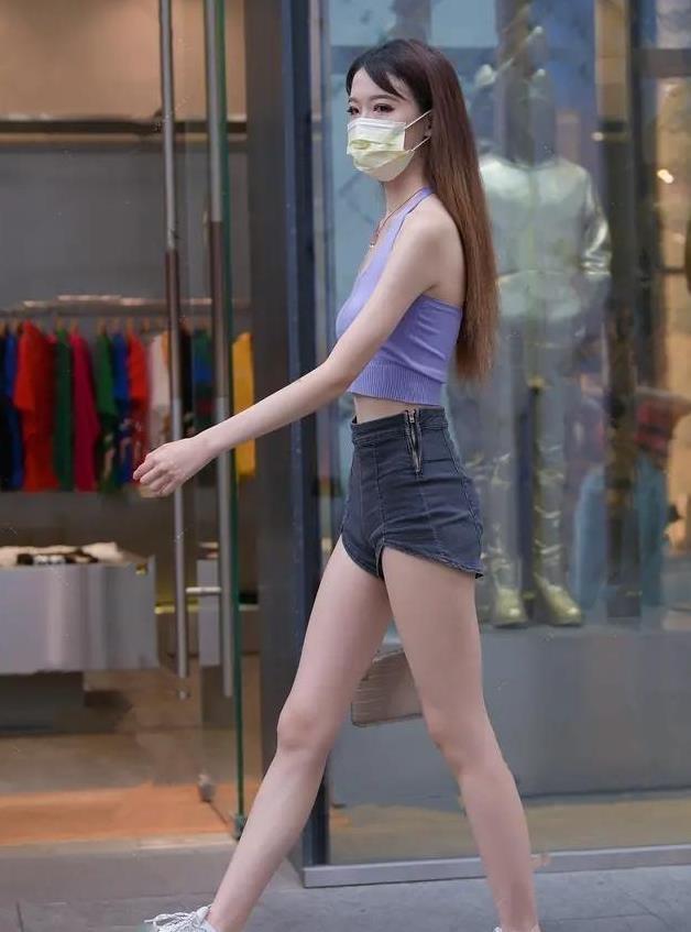 搭配 黑色修身连衣裙显瘦,四条肩带设计很有女人味