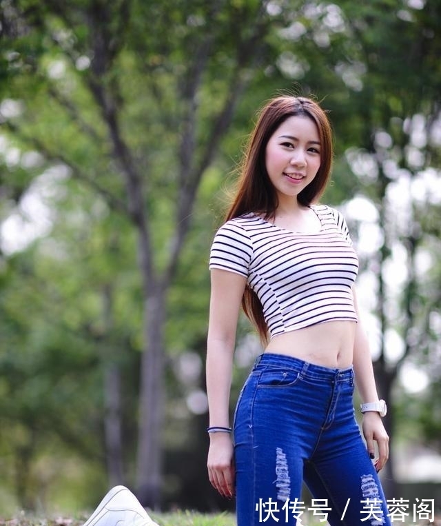 栀子|紧身牛仔裤小姐姐凹凸有致,时尚性感,魅力十足!