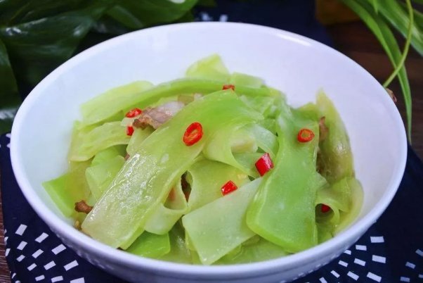 莴笋片|炒莴笋多加关键一步，保证莴笋鲜嫩入味，清脆又爽口，比肉好吃