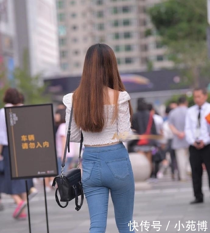 展现|紧身裤都救不了“塌臀”,大神穿低腰,肚脐以下都是腿