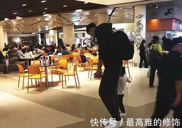 易建联|易建联带两儿子回洛杉矶家，儿子名字遵循家族规定：男孩必须叫YJL