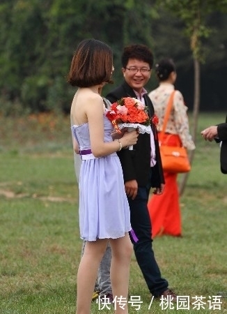 街拍:伴娘们穿上粉色露肩短裙,搭配肉色丝袜高跟鞋,简约又美丽