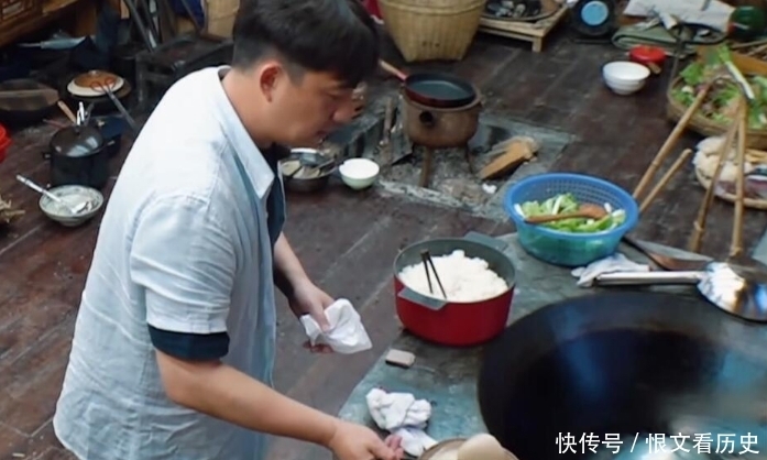 黄磊 黄磊厨艺翻车,尴尬名场面:给杨紫的肉烤糊,陈赫李诞不肯再动筷