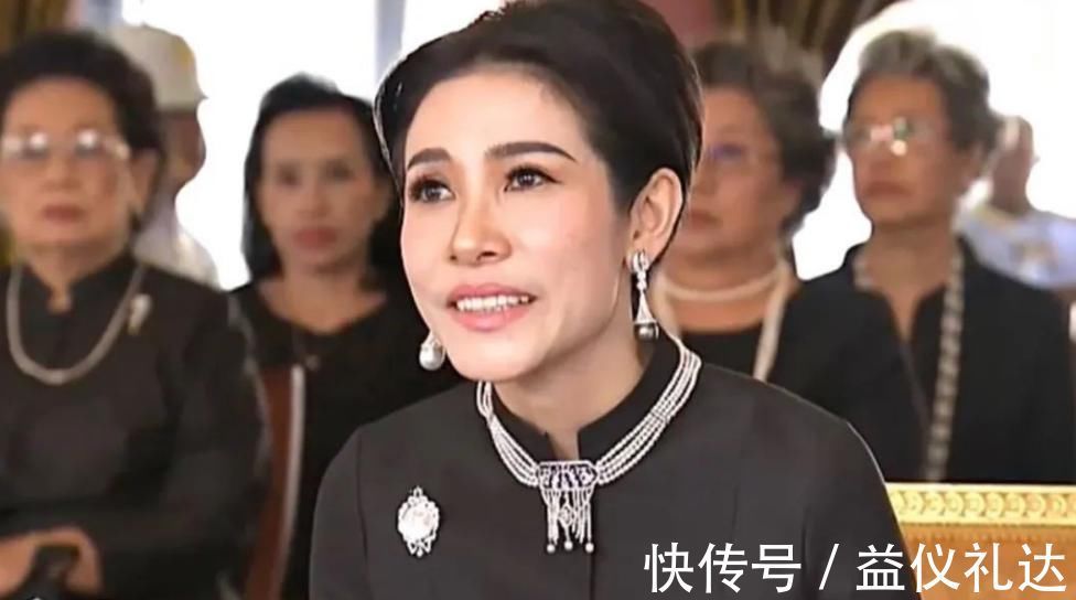 诗妮娜贵妃#诗妮娜扬眉吐气了!代泰王去皇家祭拜,戴珍珠流苏首饰艳压苏提达