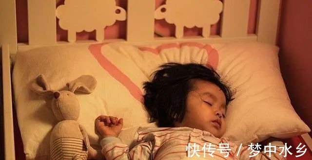 通风换气|一家四口睡姿火了,看的出来爸妈是真爱,两个孩子是意外