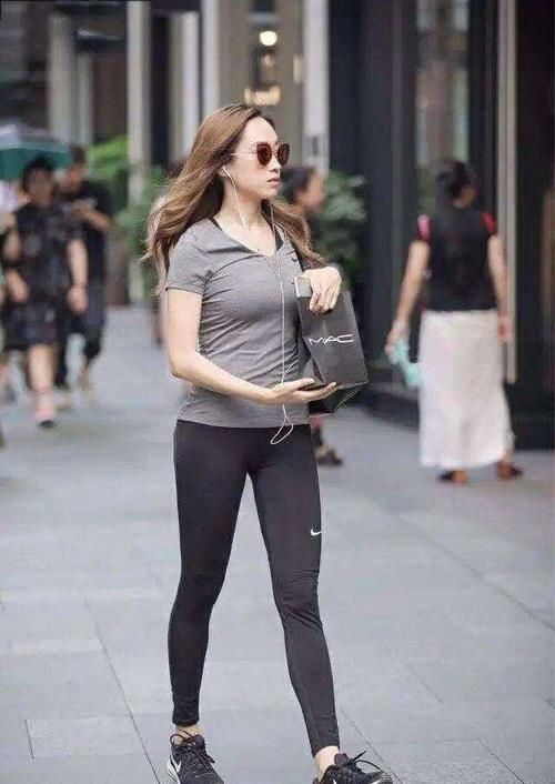 长裤 姣好的容颜搭配一条温柔的瑜伽裤，把身姿的美感放大，简约优美