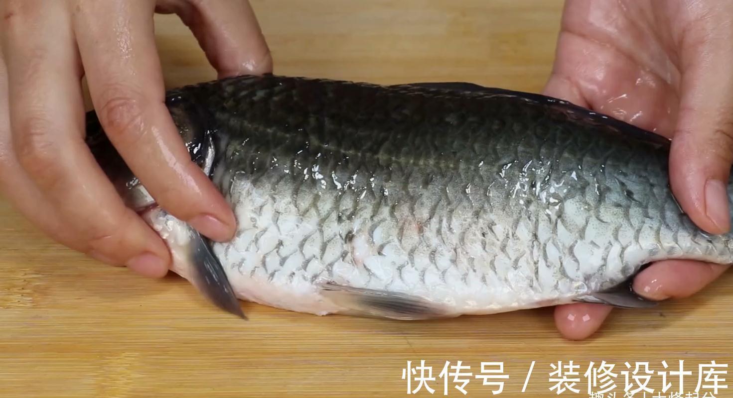 今天才知道,刮鱼鳞要加一个塑料袋,不飞溅不脏手,又快又干净