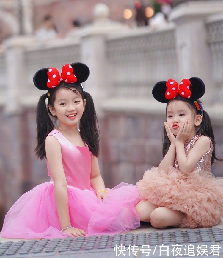 9岁的阿拉蕾晒近照，与妹妹同框合影好可爱，姐妹俩像共用一张脸