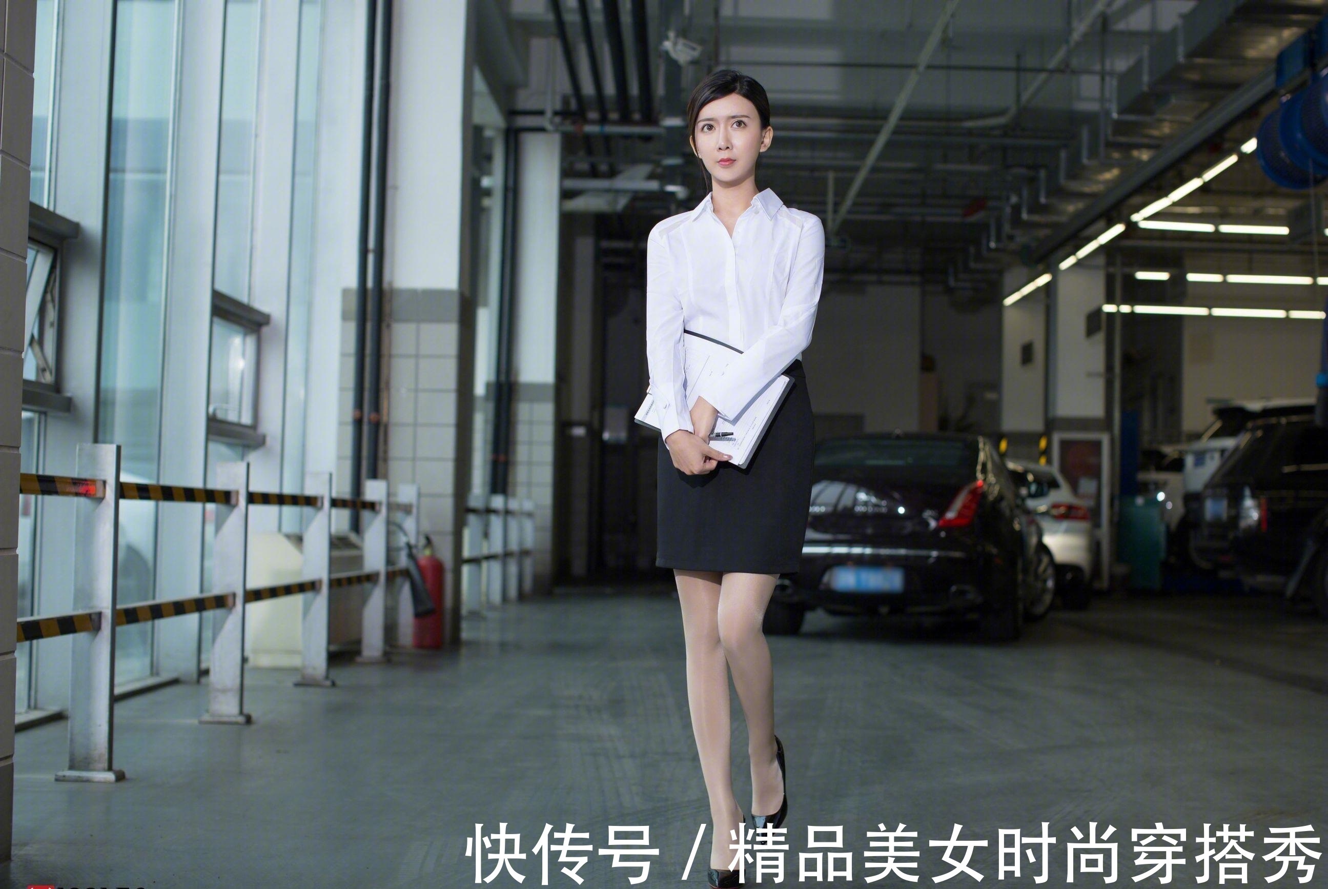 白色 简约干练的白色衬衫搭配高腰的黑色包臀裙,优雅又大方