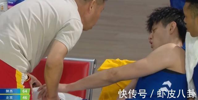 東道主|爆冷！北京男籃不敵陜西隊(duì)，天才曾凡博傷退，解立彬場(chǎng)邊怒吼
