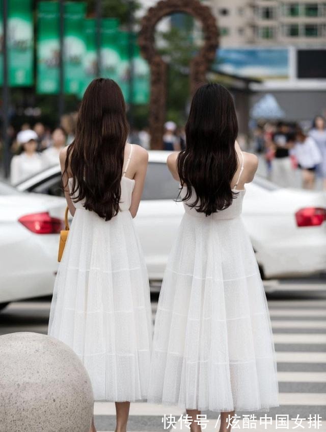 白色吊带裙|双胞胎小姐姐穿白色吊带裙,简直仙气十足