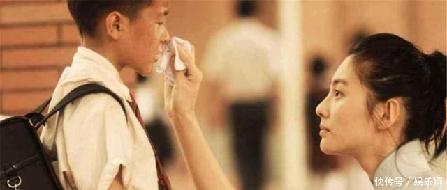 莉莉|7岁男孩穿破衣服上学,爸爸却一身名牌“穷养儿”有必要吗