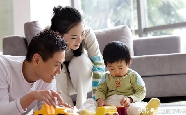 玩游戏|“地鼠奶爸”陪女儿玩游戏走红,最后妈妈那一下,女儿吓到闭眼