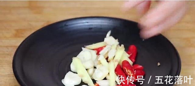 包菜好吃有诀窍，万不可直接下锅炒，多加这一步，营养开胃又下饭！