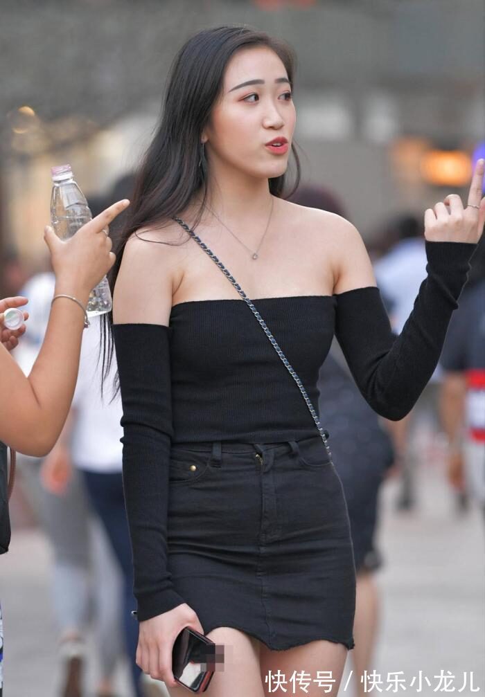 羽绒服 小姐姐穿黑色裙装出街很气质,看起来真的很又时尚气质