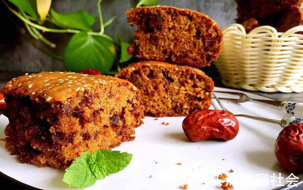 家里有面粉和大枣，就能做枣糕，比蛋糕简单香甜，新手一做就成功