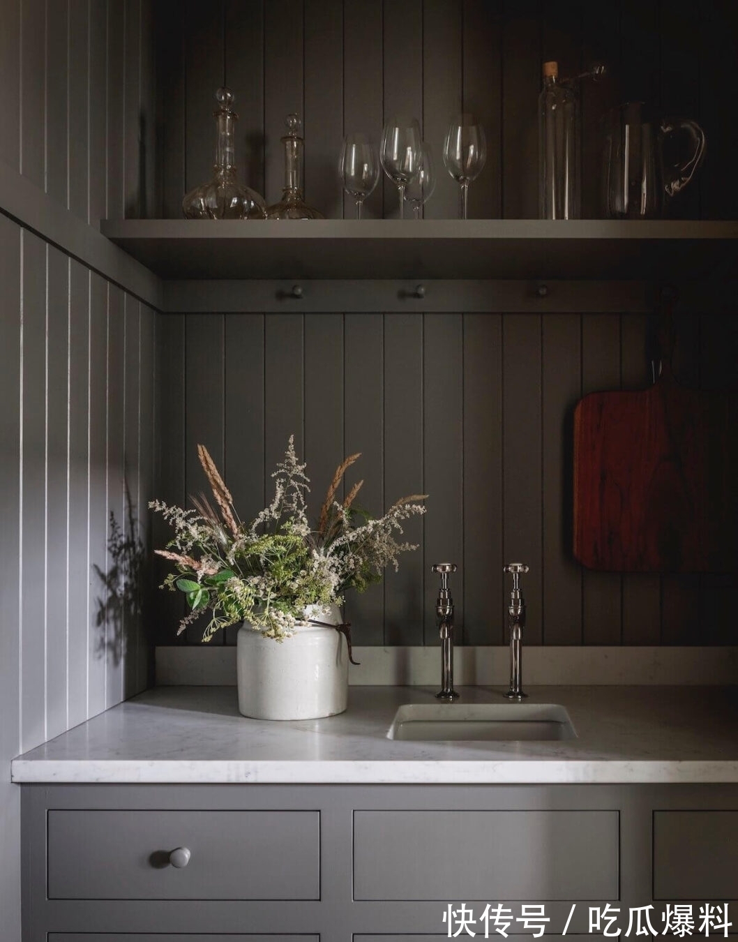 红酒|退休后的梦想家,深木色家具花壁纸,一起感受岁月静好的乡村住宅