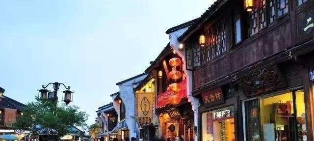 杭州最贵的街道，每年有超过两千万的游客，老建筑在美食街里