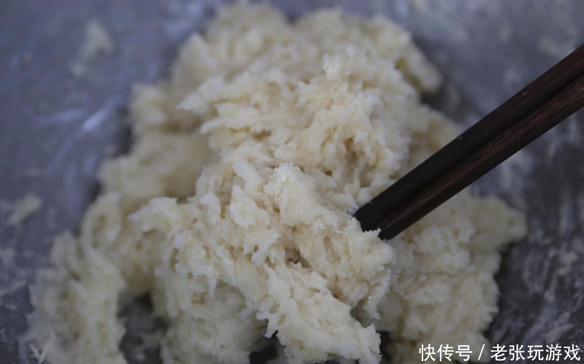 做炸糖糕,掌握2个技巧,不开裂不漏糖,外酥里软,个个空心