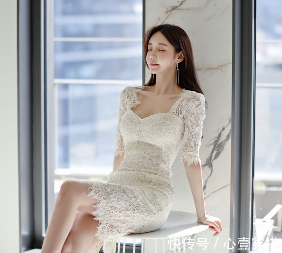 时尚搭配|女神孙允珠的时尚搭配:羽白花绫雕叶镂空网绣包臀裙