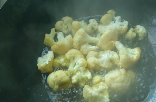 焯水|炒花菜，直接炒还是先焯水？都错了，大厨教你一招，花菜又香又脆