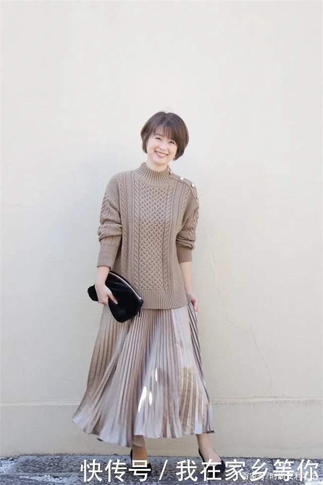 别小瞧了中年妈妈!你看看她们的打扮,优雅又时髦,一点也不服老