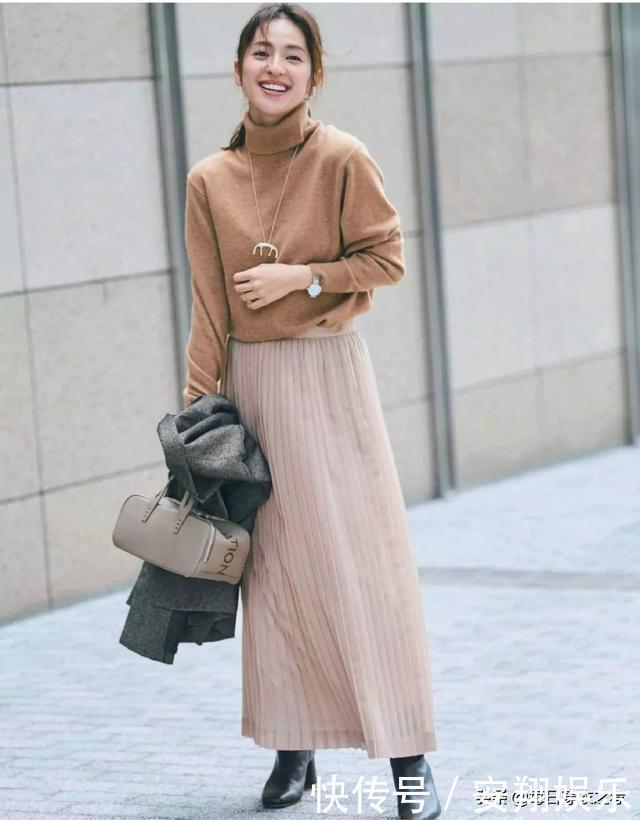 女人过了40岁,少穿黑裤子!日式新穿法:毛衣+裙子,又美又嫩