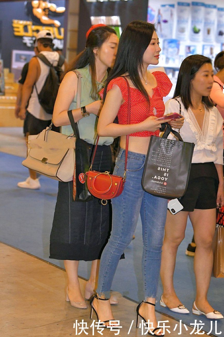 黑色T恤搭配高腰牛仔裤，喝着奶茶也不耽误小姐姐凹造型