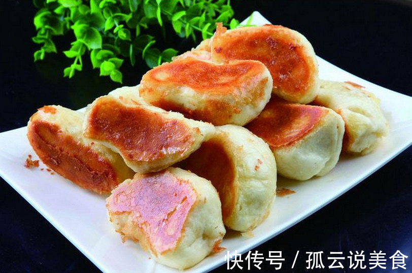 水煎包到底是怎么做的色泽金黄，入口酥脆，看都能看饿