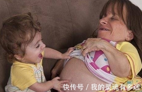 斯泰茜|全球身材最矮小的母亲仅70厘米,不听医生警告拿命生下三个孩子