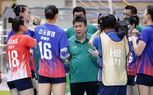 江苏女排|女排新帅上任先定目标!蔡斌直言亚运会夺冠,世锦赛也要名列前茅