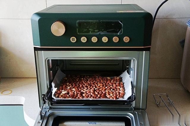 天热花生米别油炸了，10分钟搞定，嘎嘣脆，好吃又健康